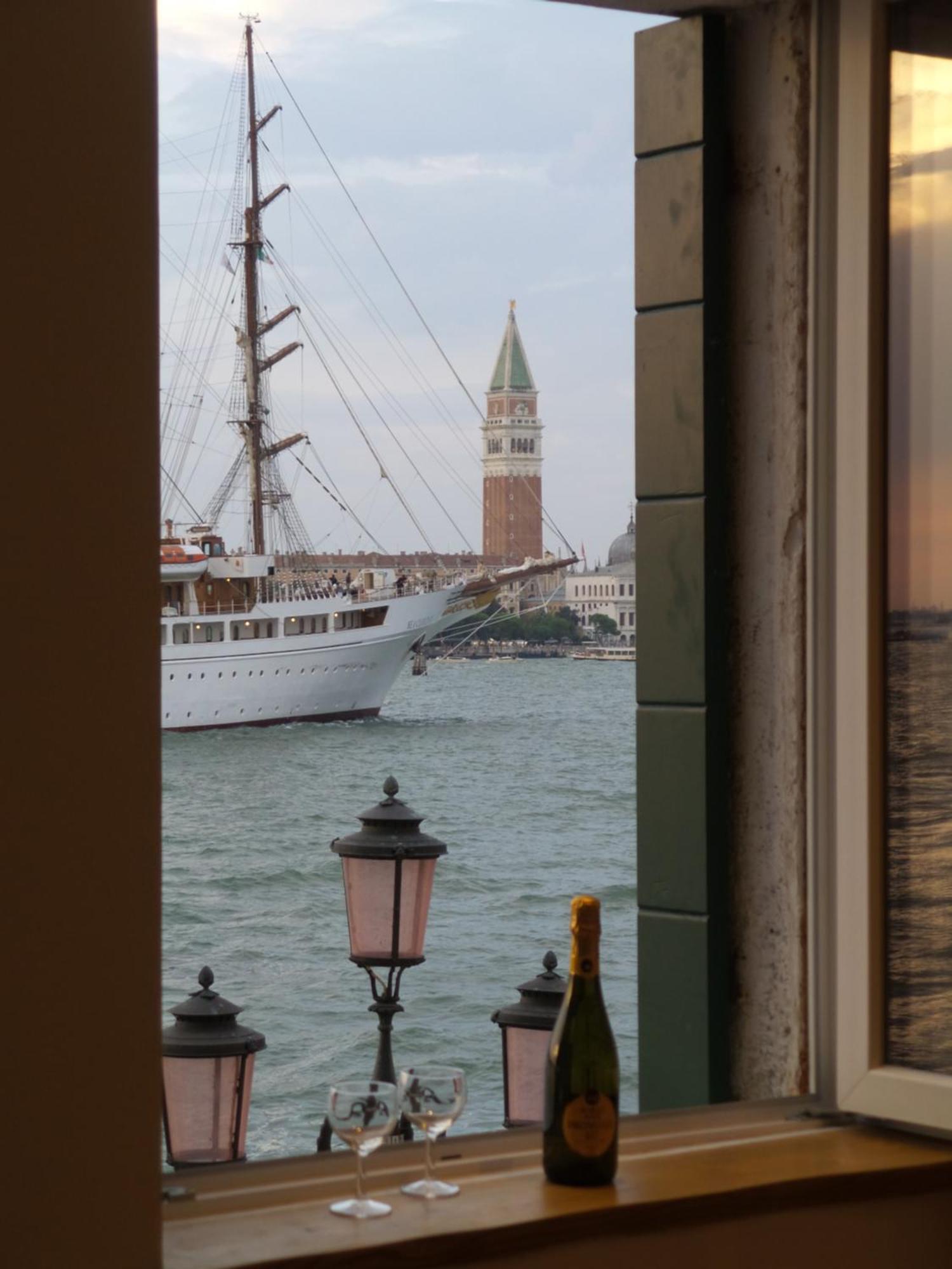 3 Windows On St Mark - Waterfront Apartment Veneţia Exterior foto